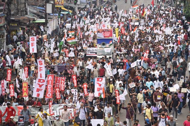India: Student activists participate in a demonstration in solidarity with the Cockroach Janta Party Student activists participate in a demonstration in solidarity with the Cockroach Janta Party (CJP) protest at Jantar Mantar in New Delhi, demanding the resignation of India s Education Minister Dharmendra Pradhan over alleged exam paper leaks. India-Protest Kolkata West Bengal India Copyright: DebajyotixChakraborty