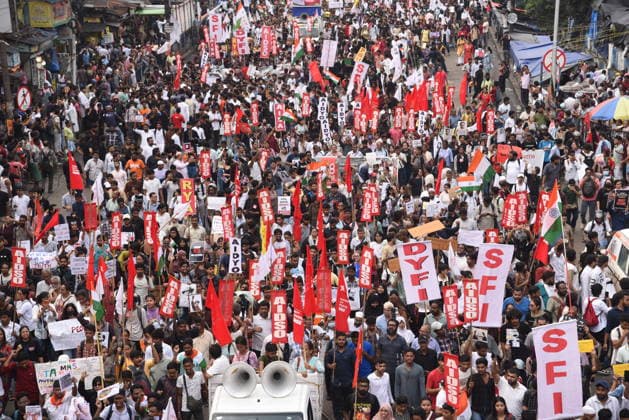 India: Student activists participate in a demonstration in solidarity with the Cockroach Janta Party Student activists participate in a demonstration in solidarity with the Cockroach Janta Party (CJP) protest at Jantar Mantar in New Delhi, demanding the resignation of India s Education Minister Dharmendra Pradhan over alleged exam paper leaks. India-Protest Kolkata West Bengal India Copyright: DebajyotixChakraborty