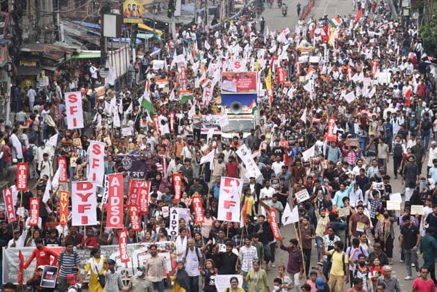 India: Student activists participate in a demonstration in solidarity with the Cockroach Janta Party Student activists participate in a demonstration in solidarity with the Cockroach Janta Party (CJP) protest at Jantar Mantar in New Delhi, demanding the resignation of India s Education Minister Dharmendra Pradhan over alleged exam paper leaks. India-Protest Kolkata West Bengal India Copyright: DebajyotixChakraborty