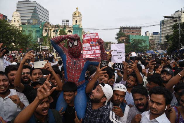 India: Student activists participate in a demonstration in solidarity with the Cockroach Janta Party Student activists participate in a demonstration in solidarity with the Cockroach Janta Party (CJP) protest at Jantar Mantar in New Delhi, demanding the resignation of India s Education Minister Dharmendra Pradhan over alleged exam paper leaks. India-Protest Kolkata West Bengal India Copyright: DebajyotixChakraborty