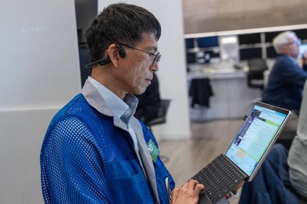 July 24, 2026, New York, New York, USA: A trader works on the floor of the New York Stock Exchange (NYSE) in New York, NY on July 24, 2026. New York USA - ZUMAr339 20260724_znp_r339_010 Copyright: xLevxRadinx