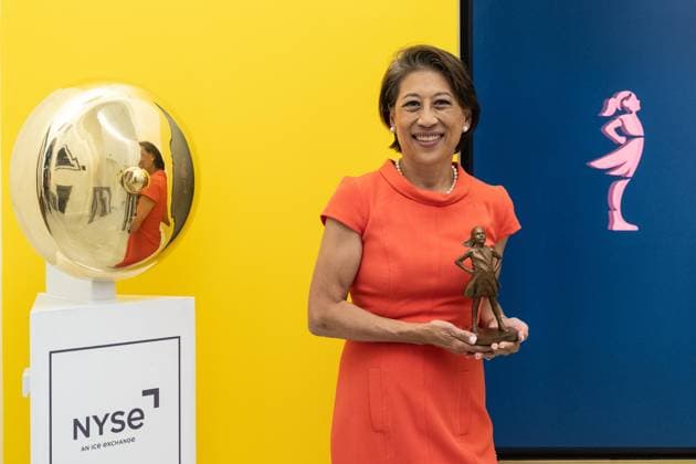 July 24, 2026, New York, New York, USA: Yie-Hsin Hung, President & Chief Executive Officer of State Street Investment Management of State Street (index STT) poses as she rings closing bell to celebrate Fearless Girl of the New York Stock Exchange (NYSE) in New York, NY on July 24, 2026. New York USA  - ZUMAr339 20260724_znp_r339_022 Copyright: xLevxRadinx