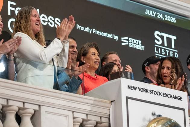 July 24, 2026, New York, New York, USA: Yie-Hsin Hung, President & Chief Executive Officer of State Street Investment Management of State Street (index STT) rings closing bell to celebrate Fearless Girl of the New York Stock Exchange (NYSE) in New York, NY on July 24, 2026. New York USA  - ZUMAr339 20260724_znp_r339_023 Copyright: xLevxRadinx