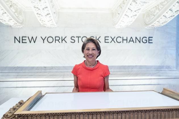July 24, 2026, New York, New York, USA: Yie-Hsin Hung, President & Chief Executive Officer of State Street Investment Management of State Street (index STT) poses as she rings closing bell to celebrate Fearless Girl of the New York Stock Exchange (NYSE) in New York, NY on July 24, 2026. New York USA  - ZUMAr339 20260724_znp_r339_025 Copyright: xLevxRadinx