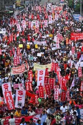 KOLKATA, INDIA - JULY 24: Leftwing Student Unions and students take out a protest march from Sealdah to Esplanade in solidarity with the ongoing protest at New Delhi s Jantar Mantar demanding the resignation of Union Education Minister Dharmendra Pradhan over alleged NEET Exam irregularities on July 24, 2026 in Kolkata, India. (Photo by Samir Jana Hindustan Times) Leftwing Student Unions Protest March In Kolkata Demanding Resignation Of Education Minister Over NEET-UG Examination Paper Leak