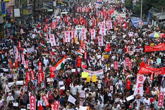 KOLKATA, INDIA - JULY 24: Leftwing Student Unions and students take out a protest march from Sealdah to Esplanade in solidarity with the ongoing protest at New Delhi s Jantar Mantar demanding the resignation of Union Education Minister Dharmendra Pradhan over alleged NEET Exam irregularities on July 24, 2026 in Kolkata, India. (Photo by Samir Jana Hindustan Times) Leftwing Student Unions Protest March In Kolkata Demanding Resignation Of Education Minister Over NEET-UG Examination Paper Leak