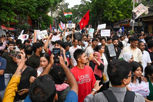 KOLKATA, INDIA - JULY 24: Leftwing Student Unions and students take out a protest march from Sealdah to Esplanade in solidarity with the ongoing protest at New Delhi s Jantar Mantar demanding the resignation of Union Education Minister Dharmendra Pradhan over alleged NEET Exam irregularities on July 24, 2026 in Kolkata, India. (Photo by Samir Jana Hindustan Times) Leftwing Student Unions Protest March In Kolkata Demanding Resignation Of Education Minister Over NEET-UG Examination Paper Leak