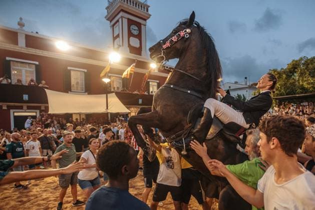 July 24, 2026, Es Castell, Menorca Balearic Islands, Spain: A caixer, or horse rider, rears his horse amid a cheering crowd during the traditional Jaleo at the Sant MartoÂ­ Festival in Es Castell. Es Castell Spain  - ZUMAo105 20260724_fap_o105_001 Copyright: xMatthiasxOesterlex