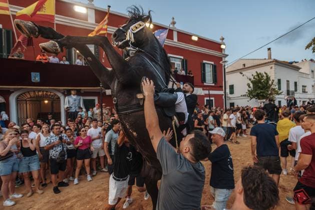 July 24, 2026, Es Castell, Menorca Balearic Islands, Spain: A caixer, or horse rider, rears his horse amid a cheering crowd during the traditional Jaleo at the Sant MartoÂ­ Festival in Es Castell. Es Castell Spain  - ZUMAo105 20260724_fap_o105_009 Copyright: xMatthiasxOesterlex