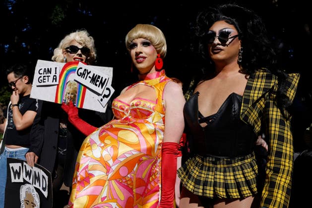 SING-IN PROTEST, Drag Queens hold up protest signs during a ˜Sing-In™ protest in solidarity with Divine Playhouse at Hyde Park in Sydney, Saturday, July 25, 2026. The Trans Theatre Group was evicted from its rental property in Kent Street after its landlord Revelop terminated the venue s lease claiming offensive trade - a legal term deriving from an 1842 NSW law implemented to regulate foul smells and industrial waste - and never once in 184 years has a court been asked to consider if it extends to moral offensiveness. ( NO ARCHIVING SYDNEY NEW SOUTH WALES AUSTRALIA  Copyright: xJESSICAxHROMASx 20260725148011047558
