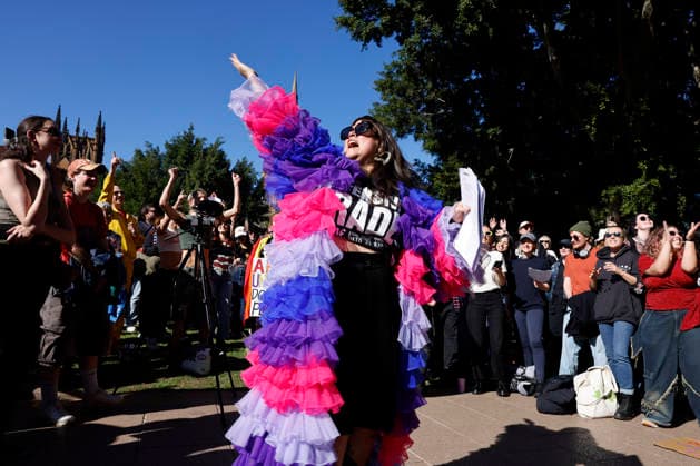 SING-IN PROTEST, Victoria Falconer theatre maker, music director and cabaret artist leads protestors inn song during a Sing-In™ protest in solidarity with Divine Playhouse at Hyde Park in Sydney, Saturday, July 25, 2026. The Trans Theatre Group was evicted from its rental property in Kent Street after its landlord Revelop terminated the venue s lease claiming offensive trade - a legal term deriving from an 1842 NSW law implemented to regulate foul smells and industrial waste - and never once in 184 years has a court been asked to consider if it extends to moral offensiveness. ( NO ARCHIVING SYDNEY NEW SOUTH WALES AUSTRALIA  Copyright: xJESSICAxHROMASx 20260725175350500714
