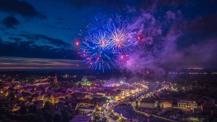 24.07.2026 - Am Abend wurde im Rahmen der 60. Ueckermünder Hafftage ein Höhenfeuerwerk Feuerwerk gezeigt Ueckermünde Mecklenburg-Vorpommern Deutschland *** July 24, 2026: In the evening, a fireworks display was held as part of the 60th Ueckermünde Hafftage festival. Ueckermünde, Mecklenburg-Western Pomerania, Germany