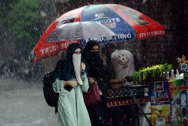 Pakistan-Weather-Monsoon-Flooding Students hold an umbrella while walking in the rain in Lahore, Pakistan, on July 25, 2026. Lahore Pakistan  Copyright: xMurtazaxAlix originalFilename: ali-notitle260725_npRWP.jpg