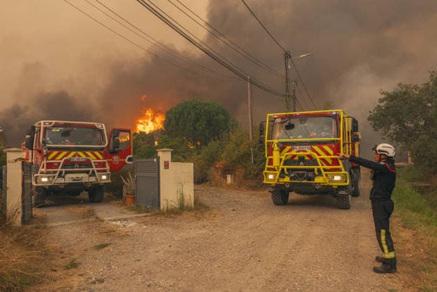 Wildfires in France - Le Porge Firefighters are trying to extinguish fires ravaging homes in Le Porge, in southwestern France, on July 24, 2026, as part of the effort to combat wildfires. A particularly fierce wildfire has burned more than 12,000 hectares since July 22, 2026, near the Arcachon Basin (Gironde), where thousands of residents and tourists have been evacuated from this part of the Landes de Gascogne forest, which was already devastated by flames in 2022. Photo by Clement Viala Infobassin.com ABACAPRESS.COM Le Porge France  Copyright: xClementxViala infobassin.com ABACAx