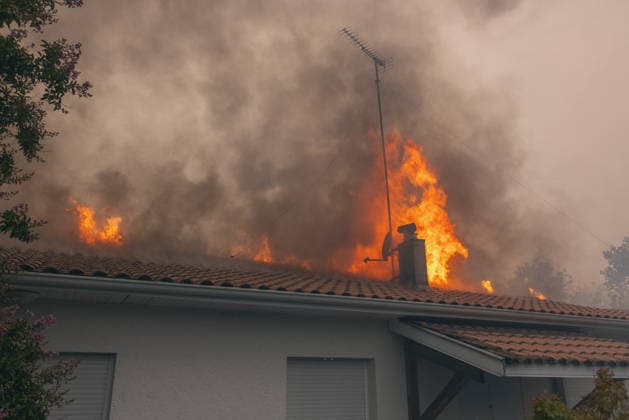Wildfires in France - Le Porge Firefighters are trying to extinguish fires ravaging homes in Le Porge, in southwestern France, on July 24, 2026, as part of the effort to combat wildfires. A particularly fierce wildfire has burned more than 12,000 hectares since July 22, 2026, near the Arcachon Basin (Gironde), where thousands of residents and tourists have been evacuated from this part of the Landes de Gascogne forest, which was already devastated by flames in 2022. Photo by Clement Viala Infobassin.com ABACAPRESS.COM Le Porge France  Copyright: xClementxViala infobassin.com ABACAx