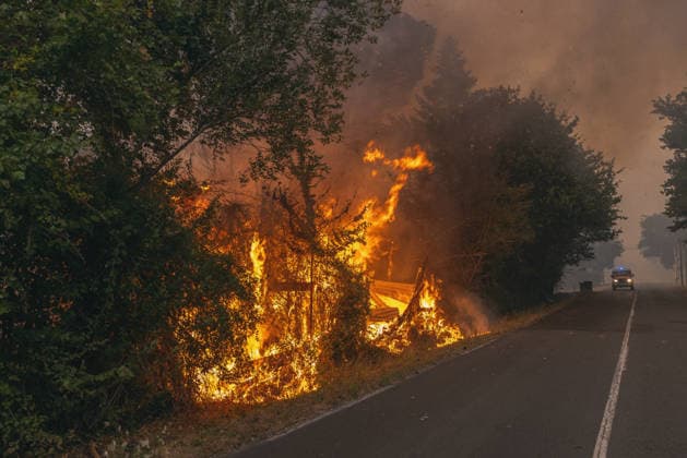 Wildfires in France - Le Porge Firefighters are trying to extinguish fires ravaging homes in Le Porge, in southwestern France, on July 24, 2026, as part of the effort to combat wildfires. A particularly fierce wildfire has burned more than 12,000 hectares since July 22, 2026, near the Arcachon Basin (Gironde), where thousands of residents and tourists have been evacuated from this part of the Landes de Gascogne forest, which was already devastated by flames in 2022. Photo by Clement Viala Infobassin.com ABACAPRESS.COM Le Porge France  Copyright: xClementxViala infobassin.com ABACAx