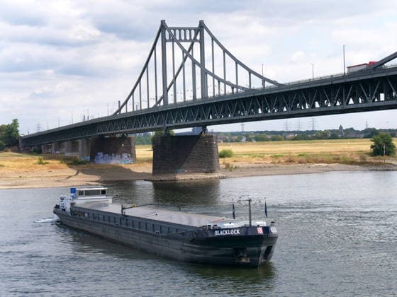 Beobachtungen bei Krefeld-Uerdingen auf Binnenschiffe auf dem Rhein bei Niedrigwasser. Wirtschaft-Binnenhandel - Binnenschiffe auf dem Rhein. *** Observations near Krefeld-Uerdingen of inland waterway vessels on the Rhine during low water levels; Economy; Inland Trade; Inland Waterway Vessels on the Rhine