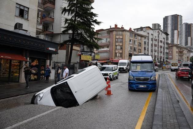 Heavy rainfall causes flooding, road collapse in Ankara ANKARA, TURKIYE – JULY 25: A car is seen trapped in a sinkhole after the road collapsed following heavy rainfall in Ankara, Turkiye, on July 25, 2026. Intense morning downpours caused sections of the road to give way, leaving the vehicle partially submerged. Muhammed Abdullah Kurtar Anadolu Ankara Turkey. Editorial use only. Please get in touch for any other usage.  Copyright: x2026xAnadoluxMuhammedxAbdullahxKurtarx