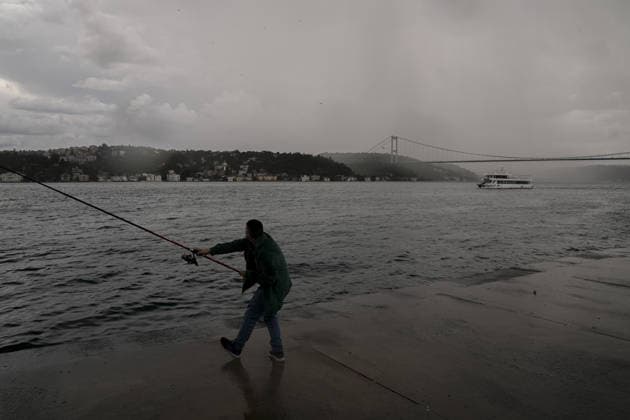 Heavy summer rainfall affects parts of Istanbul ISTANBUL, TURKIYE – JULY 25: A fisherman continues fishing along the Bosphorus during rainfall in Istanbul, Turkiye, on July 25, 2026. Dark clouds and passing summer showers covered parts of the city. Arife Karakum Anadolu Istanbul Turkey. Editorial use only. Please get in touch for any other usage.  Copyright: x2026xAnadoluxArifexKarakumx