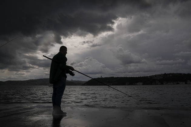 Heavy summer rainfall affects parts of Istanbul ISTANBUL, TURKIYE – JULY 25: A fisherman continues fishing along the Bosphorus during rainfall in Istanbul, Turkiye, on July 25, 2026. Dark clouds and passing summer showers covered parts of the city. Arife Karakum Anadolu Istanbul Turkey. Editorial use only. Please get in touch for any other usage.  Copyright: x2026xAnadoluxArifexKarakumx