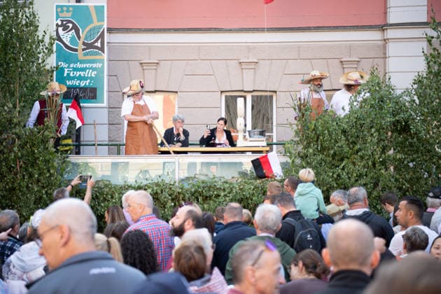 Die beim traditionellen Memminger Fischertag im Stadtbach gefangenen Fische werden vor zahlreichen Zuschauern offiziell gewogen. Die schwerste Forelle entscheidet über den Titel des Fischerkönigs und ist einer der Höhepunkte der traditionsreichen Brauchtumsveranstaltung. Memmingen Bayern Deutschland *** The fish caught in the Stadtbach during Memmingen’s traditional Fishermen’s Day are officially weighed in front of a large crowd. The heaviest trout determines who will be crowned Fisherman’s King and is one of the highlights of this time-honored traditional festival in Memmingen, Bavaria, Germany.