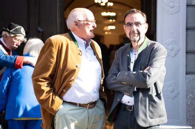 Der CSU-Politiker Klaus Holetschek besucht den traditionellen Memminger Fischertag und verfolgt die Brauchtumsveranstaltung in der Memminger Altstadt. Der Fischertag zählt zu den bekanntesten Traditionen im Allgäu und zieht jedes Jahr zahlreiche Besucher an. Memmingen Bayern Deutschland *** CSU politician Klaus Holetschek visits the traditional Memmingen Fishermen’s Day and takes in the cultural festivities in Memmingen’s Old Town. Fishermen’s Day is one of the best-known traditions in the Allgäu region and attracts numerous visitors to Memmingen, Bavaria, Germany, every year.