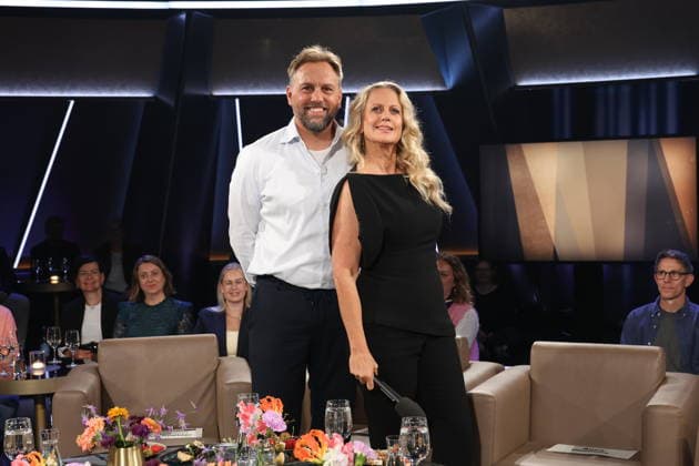 Steven Gätjen und Barbara Schöneberger moderieren die NDR Talk Show, Fototermin am 12.6.2026, Ausstrahlung der Sendung am 24.7.2026 im 3. Programm des NDR Fernsehen, Fernsehstudio Hamburg Lokstedt *** Steven Gätjen and Barbara Schöneberger host the NDR Talk Show; photo shoot on June 12, 2026; the show will air on July 24, 2026, on NDR Television’s Channel 3; Hamburg Lokstedt TV studio
