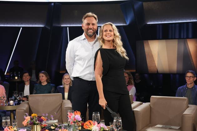 Steven Gätjen und Barbara Schöneberger moderieren die NDR Talk Show, Fototermin am 12.6.2026, Ausstrahlung der Sendung am 24.7.2026 im 3. Programm des NDR Fernsehen, Fernsehstudio Hamburg Lokstedt *** Steven Gätjen and Barbara Schöneberger host the NDR Talk Show; photo shoot on June 12, 2026; the show will air on July 24, 2026, on NDR Television’s Channel 3; Hamburg Lokstedt TV studio