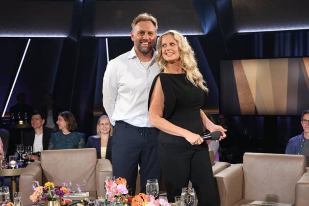Steven Gätjen und Barbara Schöneberger moderieren die NDR Talk Show, Fototermin am 12.6.2026, Ausstrahlung der Sendung am 24.7.2026 im 3. Programm des NDR Fernsehen, Fernsehstudio Hamburg Lokstedt *** Steven Gätjen and Barbara Schöneberger host the NDR Talk Show; photo shoot on June 12, 2026; the show will air on July 24, 2026, on NDR Television’s Channel 3; Hamburg Lokstedt TV studio