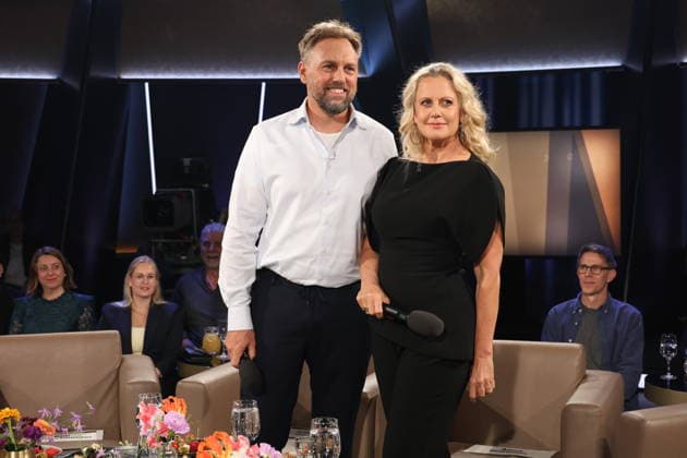 Steven Gätjen und Barbara Schöneberger moderieren die NDR Talk Show, Fototermin am 12.6.2026, Ausstrahlung der Sendung am 24.7.2026 im 3. Programm des NDR Fernsehen, Fernsehstudio Hamburg Lokstedt *** Steven Gätjen and Barbara Schöneberger host the NDR Talk Show; photo shoot on June 12, 2026; the show will air on July 24, 2026, on NDR Television’s Channel 3; Hamburg Lokstedt TV studio