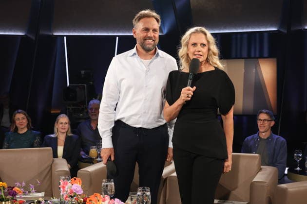Steven Gätjen und Barbara Schöneberger moderieren die NDR Talk Show, Fototermin am 12.6.2026, Ausstrahlung der Sendung am 24.7.2026 im 3. Programm des NDR Fernsehen, Fernsehstudio Hamburg Lokstedt *** Steven Gätjen and Barbara Schöneberger host the NDR Talk Show; photo shoot on June 12, 2026; the show will air on July 24, 2026, on NDR Television’s Channel 3; Hamburg Lokstedt TV studio
