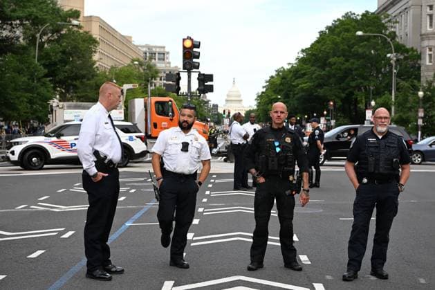 (260725) -- WASHINGTON, July 25, 2026 -- Police officers stand guard near the Waldorf Astoria hotel where the White House Correspondents Association Dinner is held in Washington, D.C., the United States, July 24, 2026. The rescheduled 2026 White House Correspondents Association Dinner was held at the Waldorf Astoria hotel here on Friday. The dinner was rescheduled after gunshots were heard during the original event at the Washington Hilton Hotel on April 25, leading to the emergency evacuation of U.S. President Donald Trump and the arrest of the suspect. ) U.S.-WASHINGTON, D.C.-WHITE HOUSE CORRESPONDENTS ASSOCIATION DINNER LixRui 