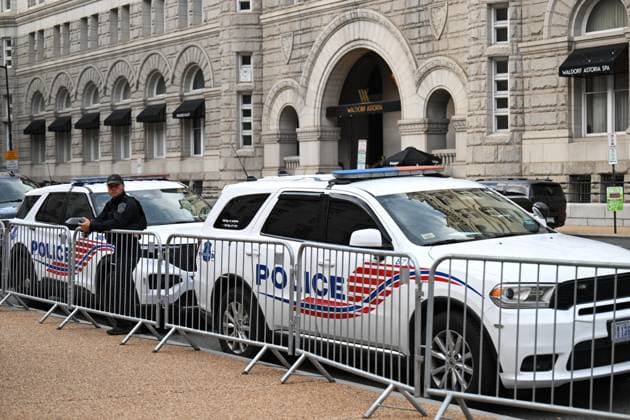 (260725) -- WASHINGTON, July 25, 2026 -- A police officer stands guard outside the Waldorf Astoria hotel where the White House Correspondents Association Dinner is held in Washington, D.C., the United States, July 24, 2026. The rescheduled 2026 White House Correspondents Association Dinner was held at the Waldorf Astoria hotel here on Friday. The dinner was rescheduled after gunshots were heard during the original event at the Washington Hilton Hotel on April 25, leading to the emergency evacuation of U.S. President Donald Trump and the arrest of the suspect. ) U.S.-WASHINGTON, D.C.-WHITE HOUSE CORRESPONDENTS ASSOCIATION DINNER LixRui 