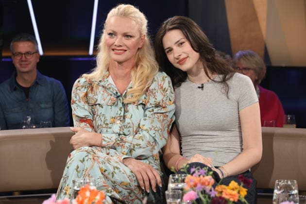 Franziska Knuppe, Model, und Tochter Mathilda Ruby Möstl zu Gast in der NDR Talk Show, Fototermin am 12.6.2026, Ausstrahlung der Sendung am 24.7.2026 im 3. Programm des NDR Fernsehen, Fernsehstudio Hamburg Lokstedt *** Franziska Knuppe, model, and her daughter Mathilda Ruby Möstl appeared as guests on the NDR Talk Show; photo shoot on June 12, 2026; the show aired on July 24, 2026, on NDR Television’s Channel 3; Hamburg Lokstedt TV studio