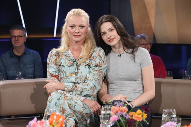 Franziska Knuppe, Model, und Tochter Mathilda Ruby Möstl zu Gast in der NDR Talk Show, Fototermin am 12.6.2026, Ausstrahlung der Sendung am 24.7.2026 im 3. Programm des NDR Fernsehen, Fernsehstudio Hamburg Lokstedt *** Franziska Knuppe, model, and her daughter Mathilda Ruby Möstl appeared as guests on the NDR Talk Show; photo shoot on June 12, 2026; the show aired on July 24, 2026, on NDR Television’s Channel 3; Hamburg Lokstedt TV studio