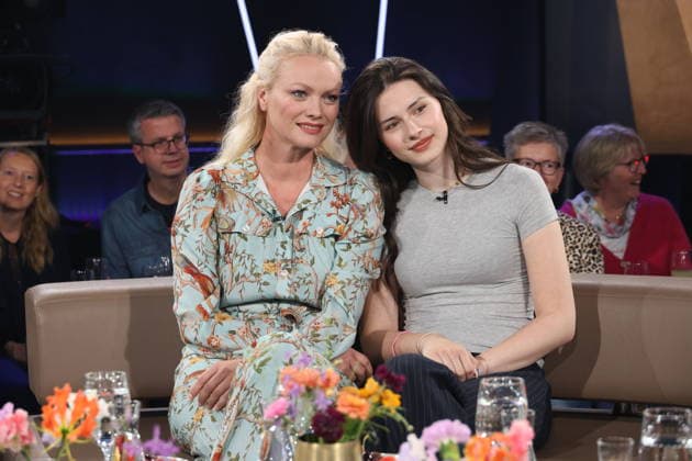 Franziska Knuppe, Model, und Tochter Mathilda Ruby Möstl zu Gast in der NDR Talk Show, Fototermin am 12.6.2026, Ausstrahlung der Sendung am 24.7.2026 im 3. Programm des NDR Fernsehen, Fernsehstudio Hamburg Lokstedt *** Franziska Knuppe, model, and her daughter Mathilda Ruby Möstl appeared as guests on the NDR Talk Show; photo shoot on June 12, 2026; the show aired on July 24, 2026, on NDR Television’s Channel 3; Hamburg Lokstedt TV studio
