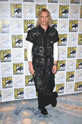 Jamie Campbell Bower beim Photocall zur 3. Sfaffel der Amazon Prime Video Serie The Lord Of The Rings: The Rings Of Power Der Herr der Ringe: Die Ringe der Macht auf der San Diego Comic-Con International 2026 im Hilton Bayfront Hotel. San Diego, 24.07.2026 *** Jamie Campbell Bower at the photocall for Season 3 of the Amazon Prime Video series *The Lord of the Rings: The Rings of Power* at San Diego Comic-Con International 2026 at the Hilton Bayfront Hotel in San Diego, July 24, 2026 Foto:xD.xStarbuckx xFuturexImagex rings_6707