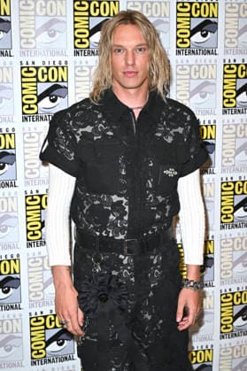 Jamie Campbell Bower beim Photocall zur 3. Sfaffel der Amazon Prime Video Serie The Lord Of The Rings: The Rings Of Power Der Herr der Ringe: Die Ringe der Macht auf der San Diego Comic-Con International 2026 im Hilton Bayfront Hotel. San Diego, 24.07.2026 *** Jamie Campbell Bower at the photocall for Season 3 of the Amazon Prime Video series *The Lord of the Rings: The Rings of Power* at San Diego Comic-Con International 2026 at the Hilton Bayfront Hotel in San Diego, July 24, 2026 Foto:xD.xStarbuckx xFuturexImagex rings_6709