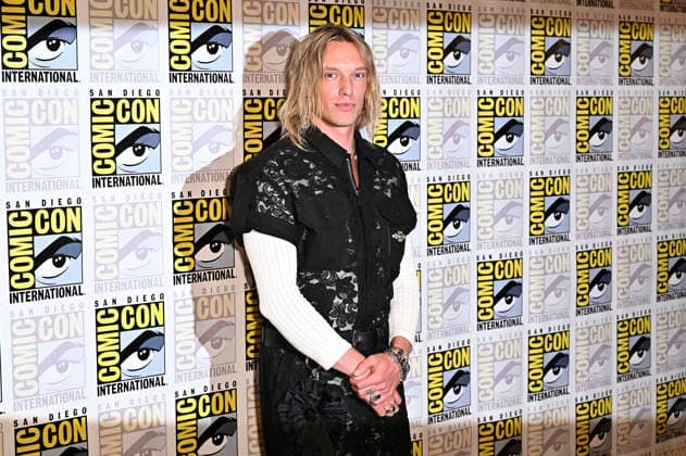 Jamie Campbell Bower beim Photocall zur 3. Sfaffel der Amazon Prime Video Serie The Lord Of The Rings: The Rings Of Power Der Herr der Ringe: Die Ringe der Macht auf der San Diego Comic-Con International 2026 im Hilton Bayfront Hotel. San Diego, 24.07.2026 *** Jamie Campbell Bower at the photocall for Season 3 of the Amazon Prime Video series *The Lord of the Rings: The Rings of Power* at San Diego Comic-Con International 2026 at the Hilton Bayfront Hotel in San Diego, July 24, 2026 Foto:xD.xStarbuckx xFuturexImagex rings_6713