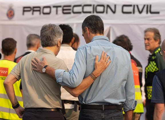 Sánchez Visits the Forward Command Post in Cenicientos, Madrid: Prime Minister Pedro Sánchez, accompanied by Interior Minister Fernando Grande Marlaska, visited the Forward Command Post in the area affected by the forest fires in the western mountains, on July 25, 2026, in Cenicientos, Madrid, Spain. Sánchez visits the FCP and attends the meeting of the State Committee for Coordination and Management of the State Emergency Plan (CECOD), during which the progress of the fires in the central part of the country will be assessed. July 25, 2026, Cenicientos, Madrid, Cenicientos, Madrid, Spain.  Copyright: xEduardoxParrax 7686779