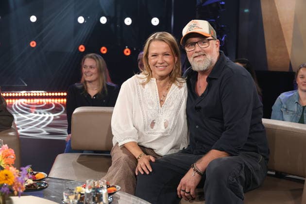 Nova Meierhenrich, Moderatorin, und Brian Bojsen, Koch, zu Gast in der NDR Talk Show, Fototermin am 12.6.2026, Ausstrahlung der Sendung am 24.7.2026 im 3. Programm des NDR Fernsehen, Fernsehstudio Hamburg Lokstedt *** Nova Meierhenrich, host, and Brian Bojsen, chef, as guests on the NDR Talk Show; photo op on June 12, 2026; The show will air on July 24, 2026, on NDR Television’s Channel 3, at the Hamburg Lokstedt television studio