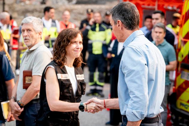 Sánchez Visits the Forward Command Post in Cenicientos, Madrid. Prime Minister Pedro Sánchez, accompanied by Interior Minister Fernando Grande Marlaska, greets the President of the Community of Madrid, Isabel Díaz Ayuso, during their visit to the Forward Command Post in the area affected by the forest fires in the western mountains, on July 25, 2026, in Cenicientos, Madrid, Spain. Sánchez visits the Advanced Command Post and attends the meeting of the State Committee for Coordination and Management of the State Emergency Plan (CECOD), during which the progress of the fires in the central part of the country will be assessed. July 25, 2026. On foot in Cenicientos, Madrid. Cenicientos, Madrid, Spain.  Copyright: xA.xPÃ rezxMecax 7686797