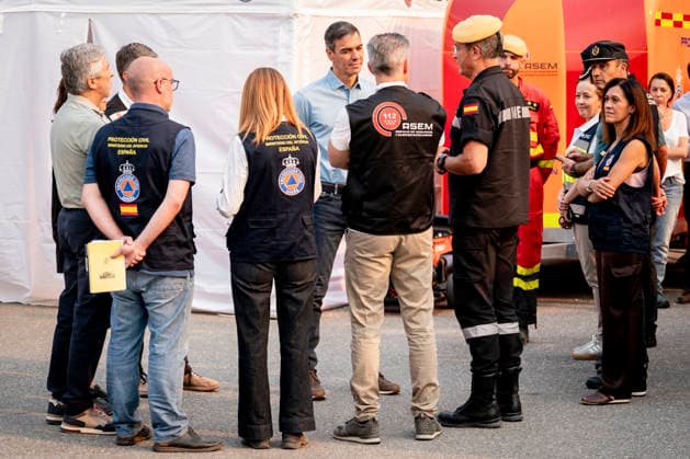 Sánchez Visits the Forward Command Post in Cenicientos, Madrid: Prime Minister Pedro Sánchez visits the Forward Command Post in the area affected by the forest fires in the western mountains on July 25, 2026, in Cenicientos, Madrid, Spain. Sánchez visits the FCP and attends the meeting of the State Committee for Coordination and Management of the State Emergency Plan (CECOD), where the progress of the fires in the central part of the country will be assessed. July 25, 2026, in Cenicientos, Madrid, Spain.  Copyright: xA.xPÃ rezxMecax 7686800