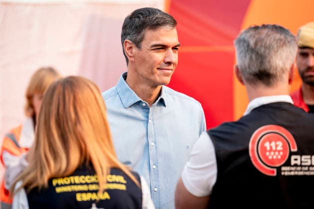 Sánchez Visits the Forward Command Post in Cenicientos, Madrid: Prime Minister Pedro Sánchez visits the Forward Command Post in the area affected by the forest fires in the western mountains on July 25, 2026, in Cenicientos, Madrid, Spain. Sánchez visits the FCP and attends the meeting of the State Committee for Coordination and Management of the State Emergency Plan (CECOD), where the progress of the fires in the central part of the country will be assessed. July 25, 2026, in Cenicientos, Madrid, Spain.  Copyright: xA.xPÃ rezxMecax 7686803