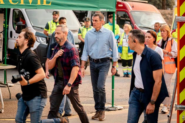 Sánchez Visits the Forward Command Post in Cenicientos, Madrid: Prime Minister Pedro Sánchez visits the Forward Command Post in the area affected by the forest fires in the western mountains on July 25, 2026, in Cenicientos, Madrid, Spain. Sánchez visits the FCP and attends the meeting of the State Committee for Coordination and Management of the State Emergency Plan (CECOD), where the progress of the fires in the central part of the country will be assessed. July 25, 2026, in Cenicientos, Madrid, Spain.  Copyright: xA.xPÃ rezxMecax 7686806