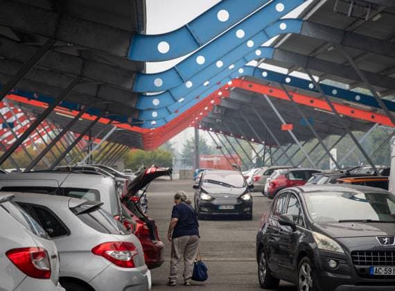 wildfire, evacuees from municipalities in Gironde following the wildfires, at Hall 1 of the Bordeaux Lac Exhibition Center, Bordeaux, July 25, 2026—wildfire in the Bordeaux region—evacuees from Gironde municipalities, displaced by uncontrolled fires, are being received at Hall 1 of the Bordeaux Lac Exhibition Center, Bordeaux, July 25, 2026, Bordeaux, Gironde, France  Copyright: xPHOTOPQR SUDxOUEST MAXPPPxLaurentxTheilletx 20260725SDO0280 20260725SDO0280