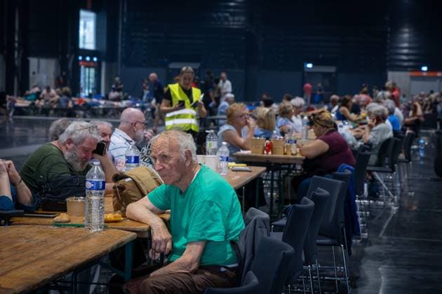 wildfire, evacuees from municipalities in Gironde following the wildfires, at Hall 1 of the Bordeaux Lac Exhibition Center, Bordeaux, July 25, 2026—wildfire in the Bordeaux region—evacuees from Gironde municipalities, displaced by uncontrolled fires, are being received at Hall 1 of the Bordeaux Lac Exhibition Center, Bordeaux, July 25, 2026, Bordeaux, Gironde, France  Copyright: xPHOTOPQR SUDxOUEST MAXPPPxLaurentxTheilletx 20260725SDO0266 20260725SDO0266