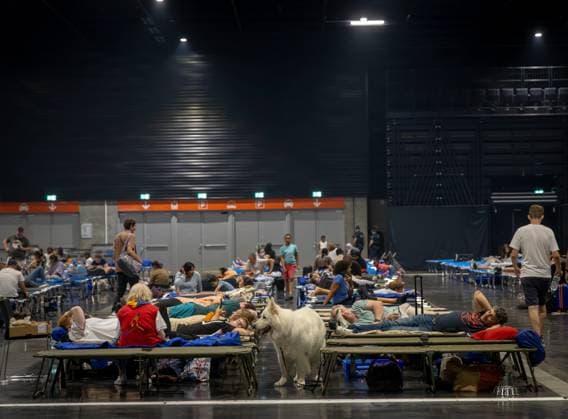 wildfire, evacuees from municipalities in Gironde following the wildfires, at Hall 1 of the Bordeaux Lac Exhibition Center, Bordeaux, July 25, 2026—wildfire in the Bordeaux region—evacuees from Gironde municipalities, displaced by uncontrolled fires, are being received at Hall 1 of the Bordeaux Lac Exhibition Center, Bordeaux, July 25, 2026, Bordeaux, Gironde, France  Copyright: xPHOTOPQR SUDxOUEST MAXPPPxLaurentxTheilletx 20260725SDO0268 20260725SDO0268