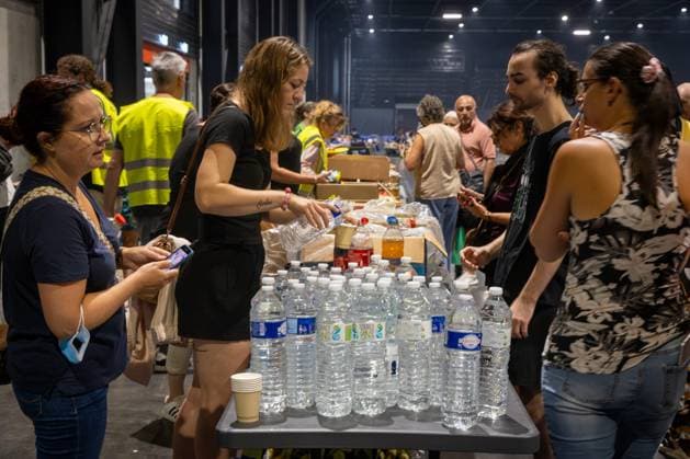 wildfire, evacuees from municipalities in Gironde following the wildfires, at Hall 1 of the Bordeaux Lac Exhibition Center, Bordeaux, July 25, 2026—wildfire in the Bordeaux region—evacuees from Gironde municipalities, displaced by uncontrolled fires, are being received at Hall 1 of the Bordeaux Lac Exhibition Center, Bordeaux, July 25, 2026, Bordeaux, Gironde, France  Copyright: xPHOTOPQR SUDxOUEST MAXPPPxLaurentxTheilletx 20260725SDO0271 20260725SDO0271