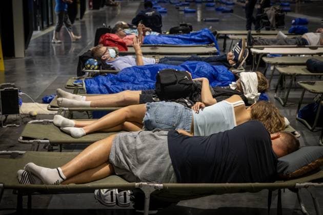 wildfire, evacuees from municipalities in Gironde following the wildfires, at Hall 1 of the Bordeaux Lac Exhibition Center, Bordeaux, July 25, 2026—wildfire in the Bordeaux region—evacuees from Gironde municipalities, displaced by uncontrolled fires, are being received at Hall 1 of the Bordeaux Lac Exhibition Center, Bordeaux, July 25, 2026, Bordeaux, Gironde, France  Copyright: xPHOTOPQR SUDxOUEST MAXPPPxLaurentxTheilletx 20260725SDO0274 20260725SDO0274